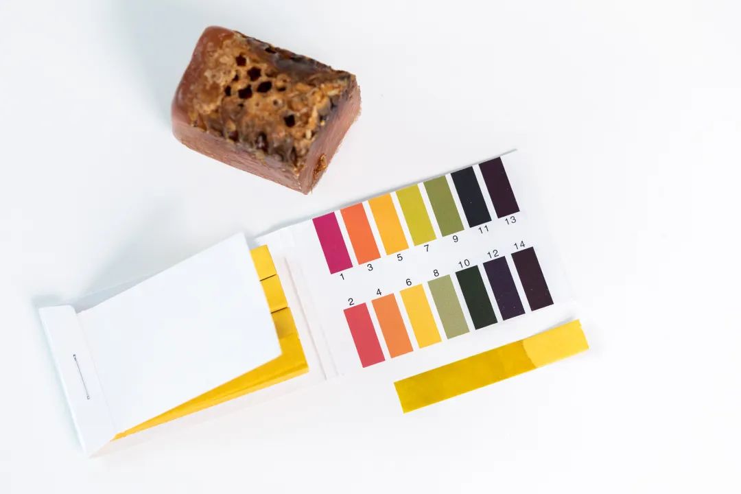 北欧拉脱维亚人将古龙香水、蜂巢塞进香皂...一块从头洗到脚，干净省事