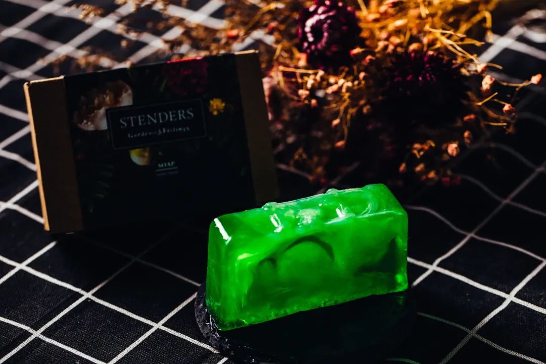 北欧拉脱维亚人将古龙香水、蜂巢塞进香皂...一块从头洗到脚，干净省事