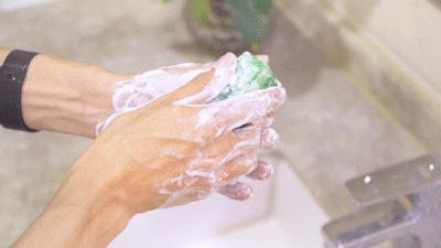 北欧拉脱维亚人将古龙香水、蜂巢塞进香皂...一块从头洗到脚，干净省事
