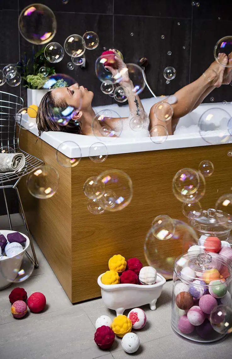 北欧拉脱维亚人将古龙香水、蜂巢塞进香皂...一块从头洗到脚，干净省事