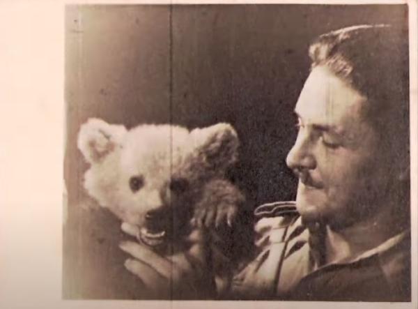 最骚士兵熊：抽烟喝酒花钱，样样在行，还是个战斗英“熊”