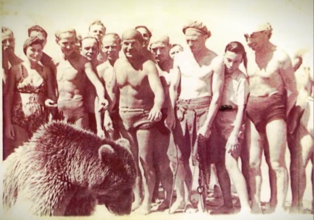 最骚士兵熊：抽烟喝酒花钱，样样在行，还是个战斗英“熊”