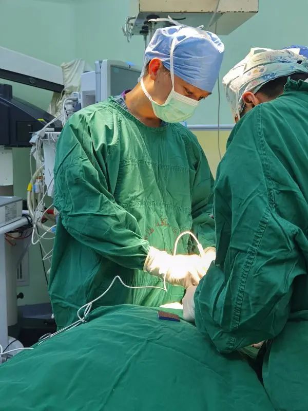 女子十只手指肿查出患癌,五旬大妈体检查出肺癌