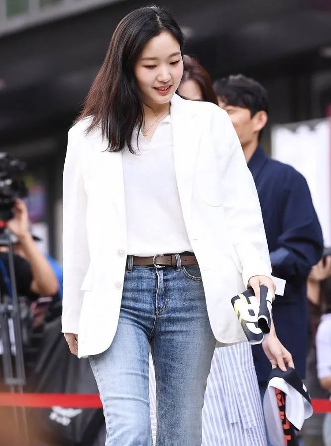 曾因长相被骂到注销账号，这位韩国单眼皮女孩颠覆了我们的审美....