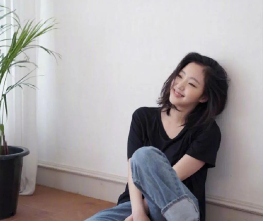 曾因长相被骂到注销账号，这位韩国单眼皮女孩颠覆了我们的审美....