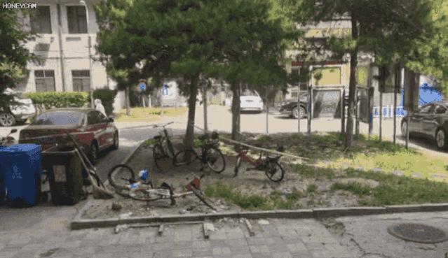 清洁工捡垃圾被割伤,墙体脱落砸伤清洁工老人