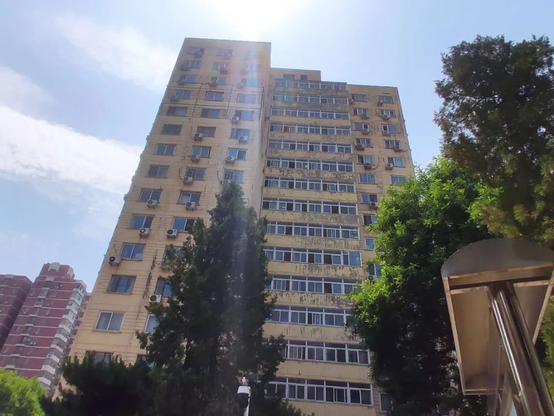 清洁工捡垃圾被割伤,墙体脱落砸伤清洁工老人