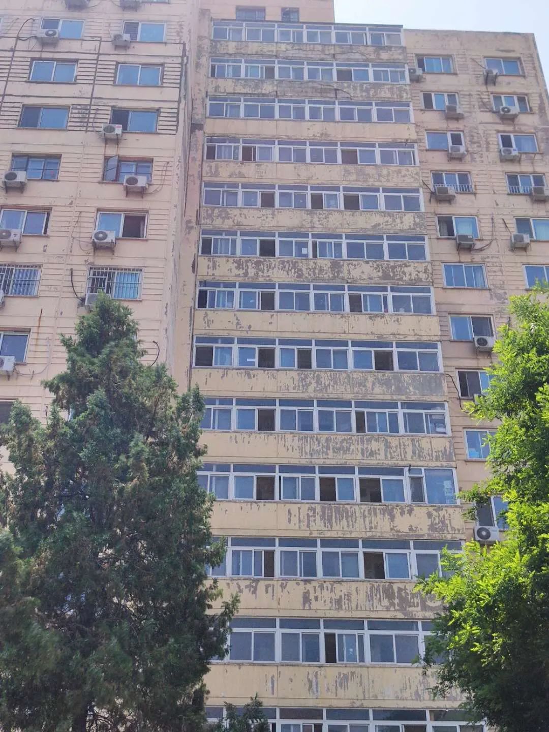 清洁工捡垃圾被割伤,墙体脱落砸伤清洁工老人