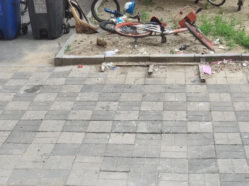 清洁工捡垃圾被割伤,墙体脱落砸伤清洁工老人