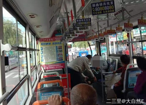 二三里早八点！吉林志愿者广场巡查，提醒市民注意保持距离