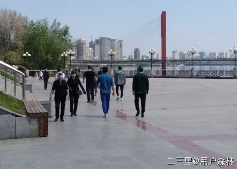 二三里早八点！吉林志愿者广场巡查，提醒市民注意保持距离