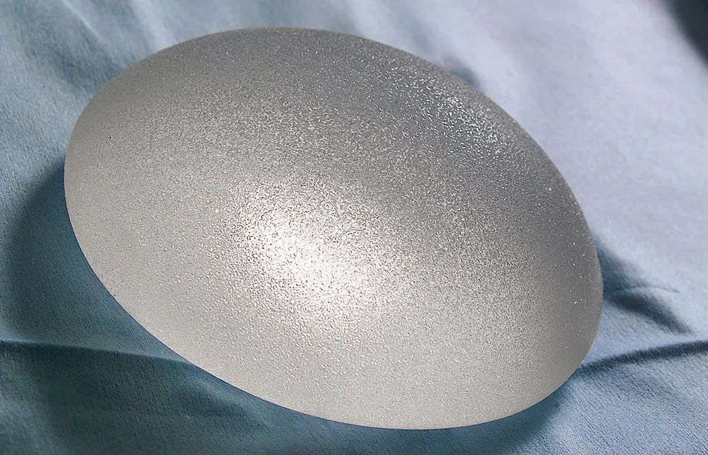 “他们杀了她”：为何乳房假体仍有致死风险