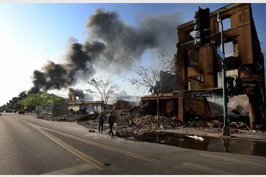 朋友圈画风突变!“黑人朋友”代购乱入?摆地摊卖LV、GUGGI?