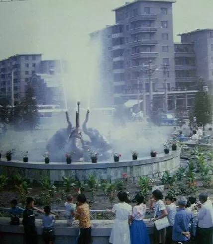 这张照片值钱了！谁都见过！赶紧回家翻