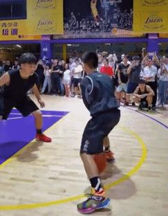 易建联和库里视频,易建联评价独臂少年回应库里