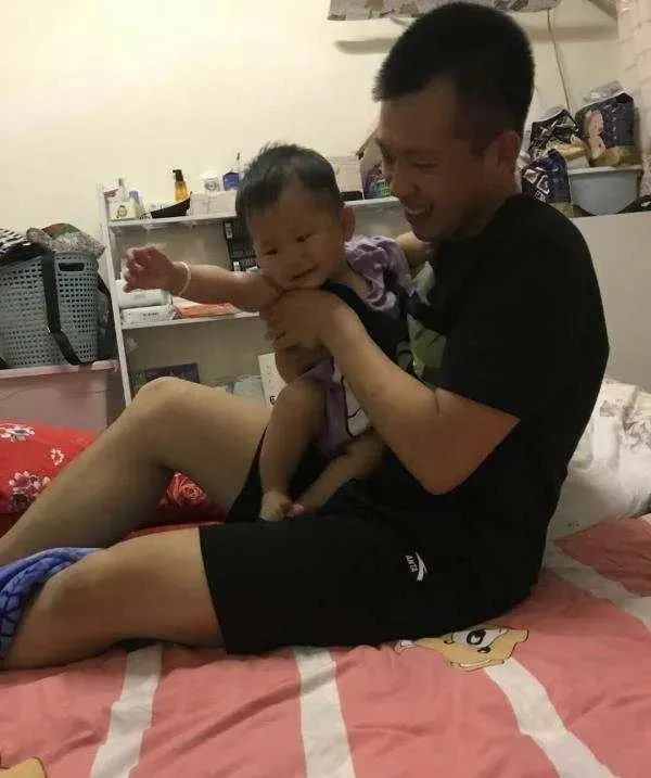 军娃对军爸的想念,军娃在军营唱我的爸爸