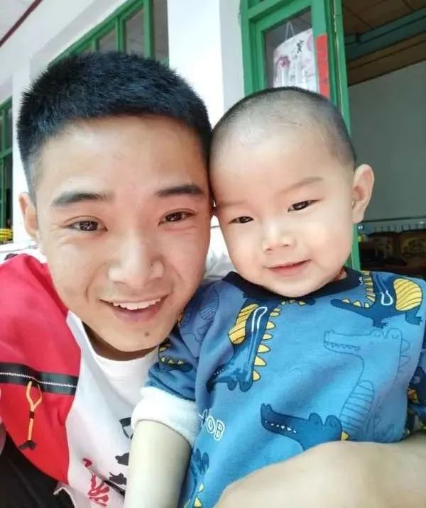 军娃对军爸的想念,军娃在军营唱我的爸爸