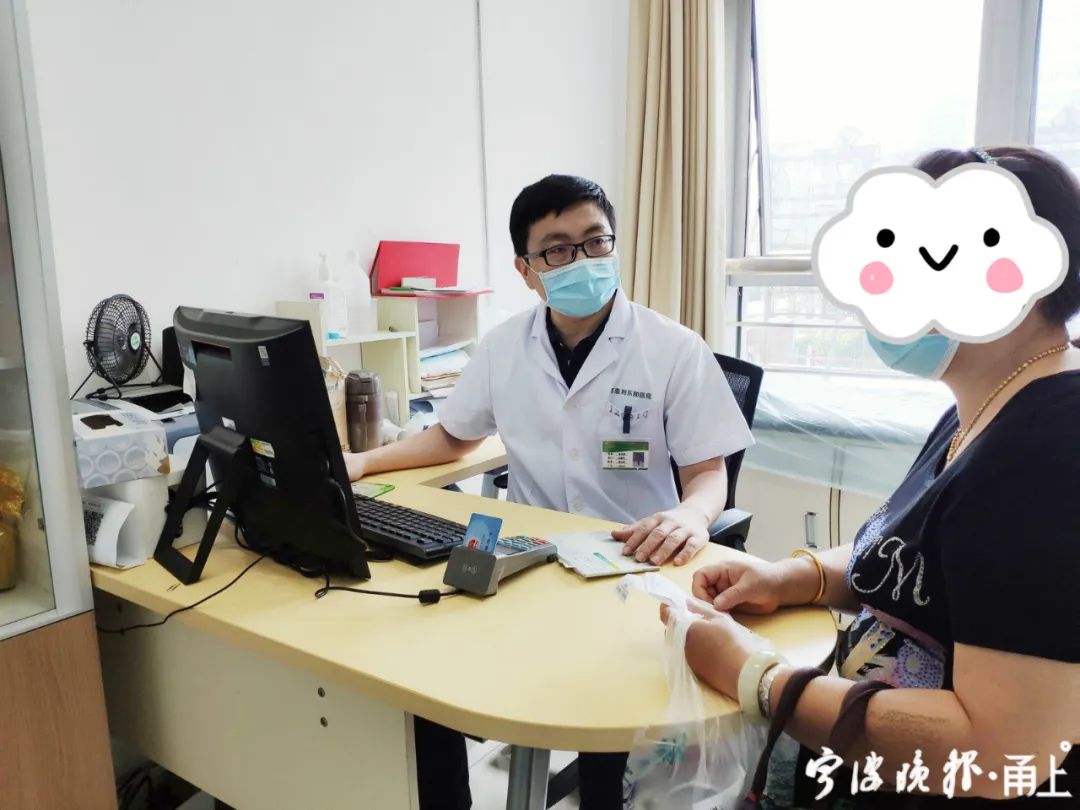 一夜之间身上起了好多小红点,30岁女性身上发现很多小红点