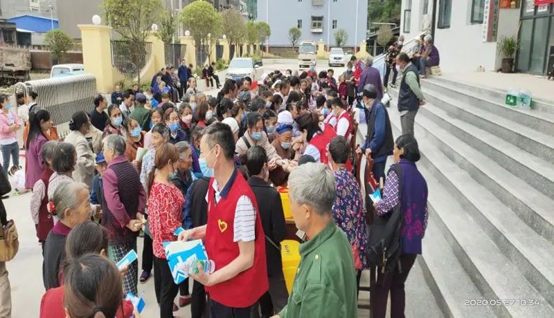 送医上门解民忧暖人心,送医下基层温暖进农家