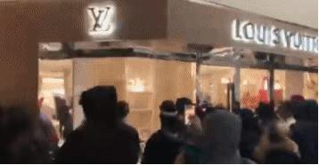 朋友圈画风突变!“黑人朋友”代购乱入?摆地摊卖LV、GUGGI?