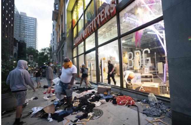 朋友圈画风突变!“黑人朋友”代购乱入?摆地摊卖LV、GUGGI?