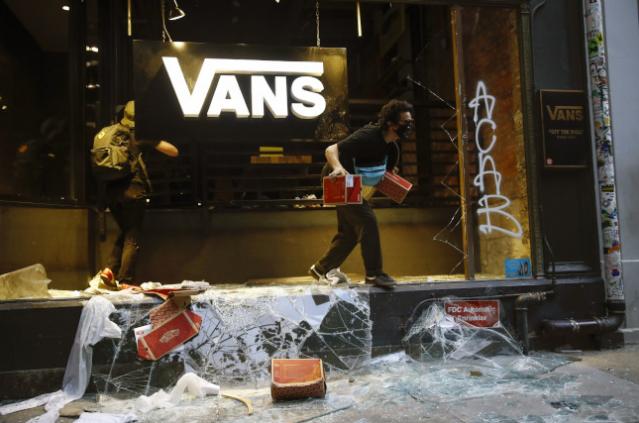 朋友圈画风突变!“黑人朋友”代购乱入?摆地摊卖LV、GUGGI?