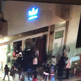 朋友圈画风突变!“黑人朋友”代购乱入?摆地摊卖LV、GUGGI?