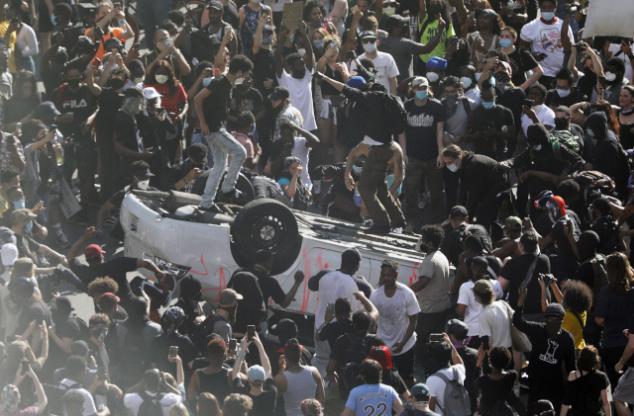 朋友圈画风突变!“黑人朋友”代购乱入?摆地摊卖LV、GUGGI?