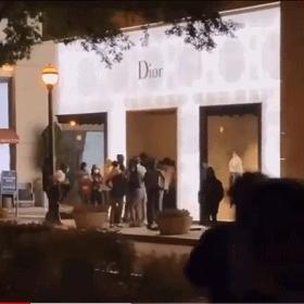 朋友圈画风突变!“黑人朋友”代购乱入?摆地摊卖LV、GUGGI?