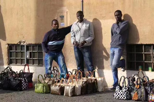 朋友圈画风突变!“黑人朋友”代购乱入?摆地摊卖LV、GUGGI?