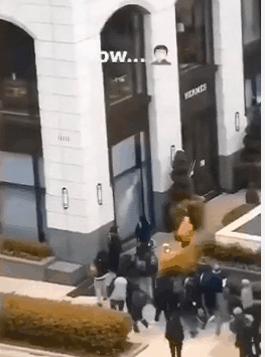 朋友圈画风突变!“黑人朋友”代购乱入?摆地摊卖LV、GUGGI?