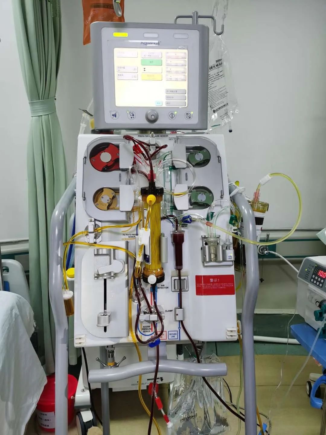 一男子喝农药抢救,淄博一男子救人