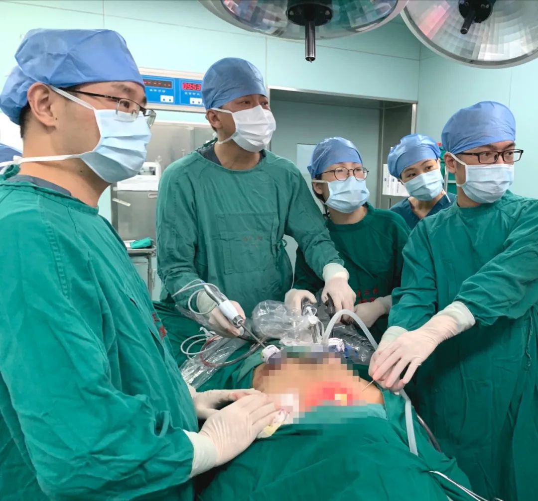 男子胳膊抬不起来一抬就疼痛难忍,手臂突然肿大可能是什么原因