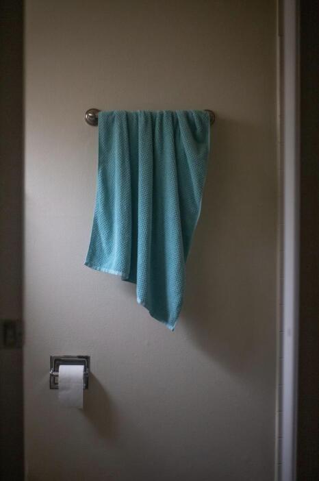 一条毛巾用了好几年，温州80岁老人眼睛长了虫