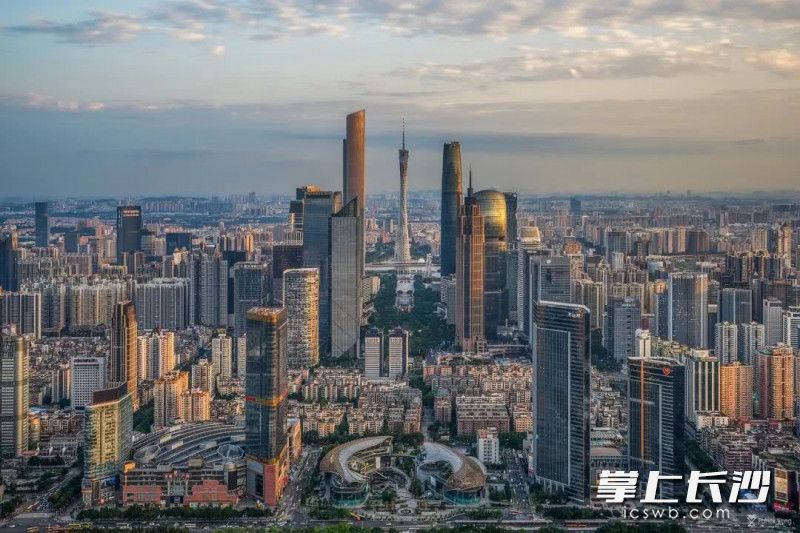 梅溪湖超级中轴人行道设计图,梅溪湖超级中轴就是一条绿化带