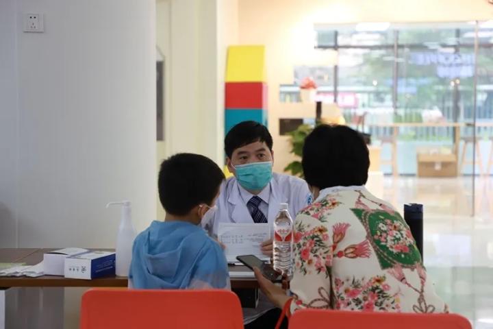 婴儿过敏全身泛红用药,8个月宝宝过敏脸上身上都红红的