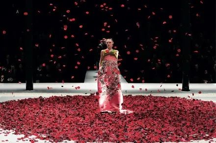 22岁出道，28岁成YSL宠儿，意外逝世13年，她仍是资生堂最爱的第一美人...