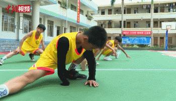 为啥只有一条腿,失去一条腿的人打篮球