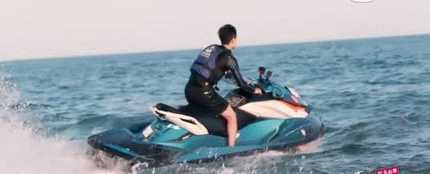 冲浪馆坐风破浪,海上冲浪坐风破浪