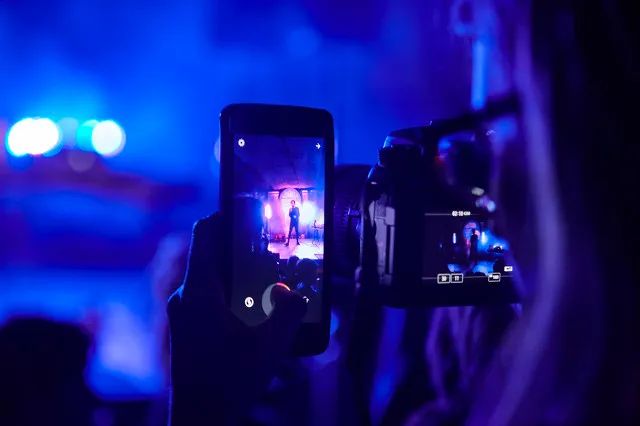 揭秘直播带货背后的数据造假产业：网红站台明星涌入，5元能买一万*放播**量，20元让100人围观一整天，更有流量造假病毒已经生成