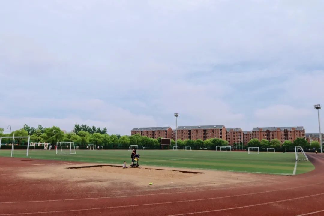 松江免费羽毛球场地,打篮球找不到场地