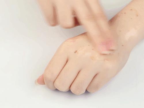 用手搓脸搓出泥把脸搓掉皮,用它搓一搓皮肤嫩滑透亮不显老