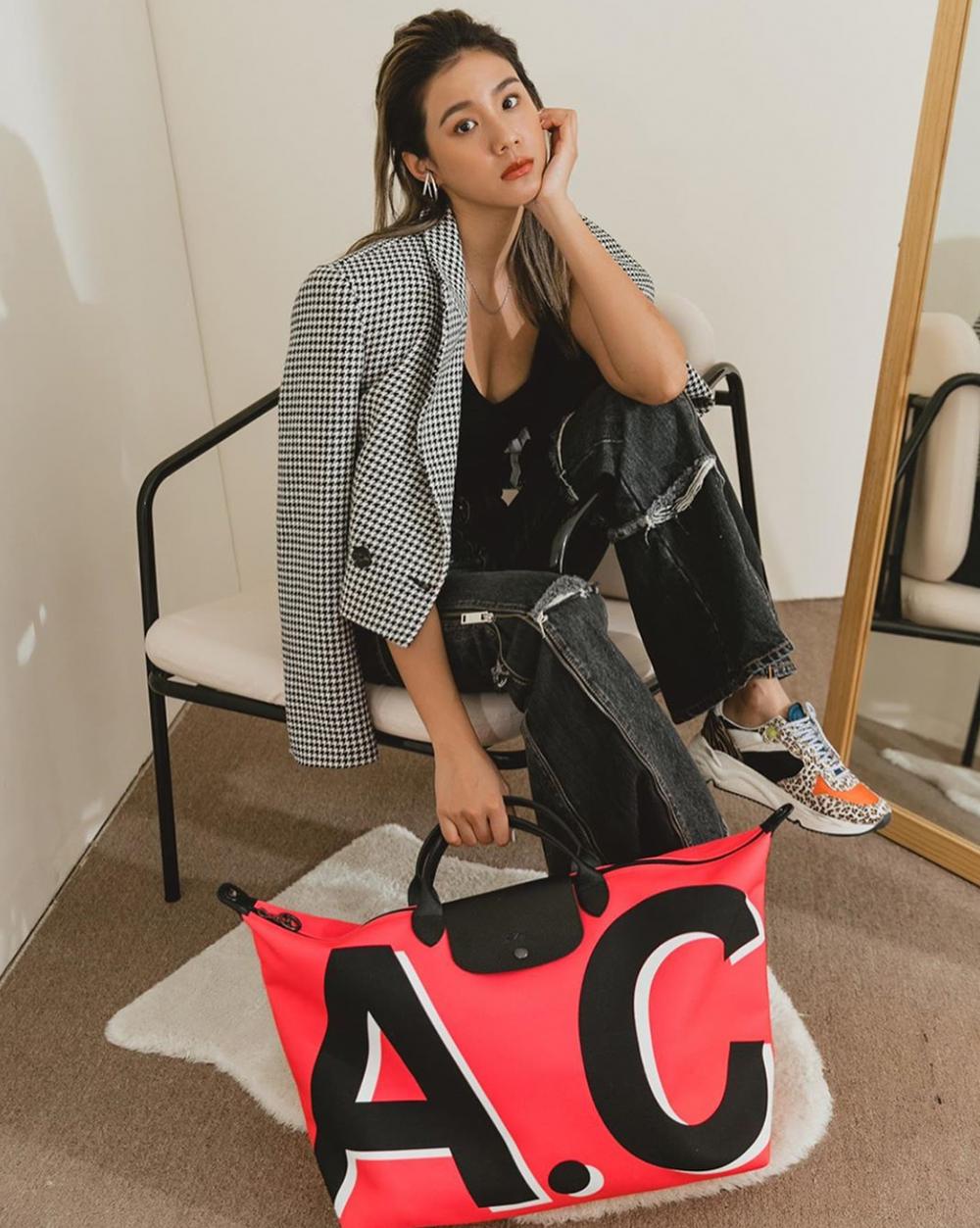 这款让明星们爱不释手的包袋,新的联名对象——是你