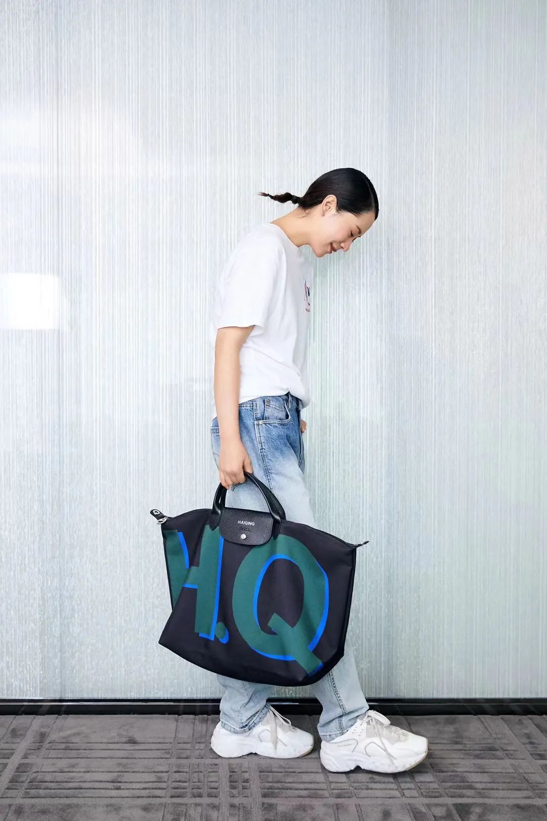 这款让明星们爱不释手的包袋,新的联名对象——是你