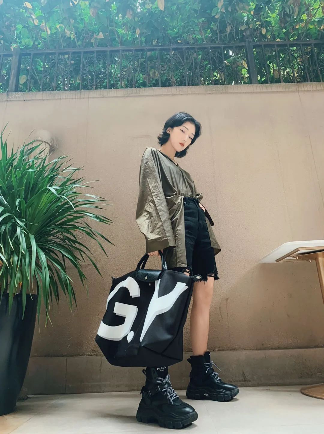 这款让明星们爱不释手的包袋,新的联名对象——是你