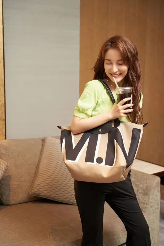 这款让明星们爱不释手的包袋,新的联名对象——是你