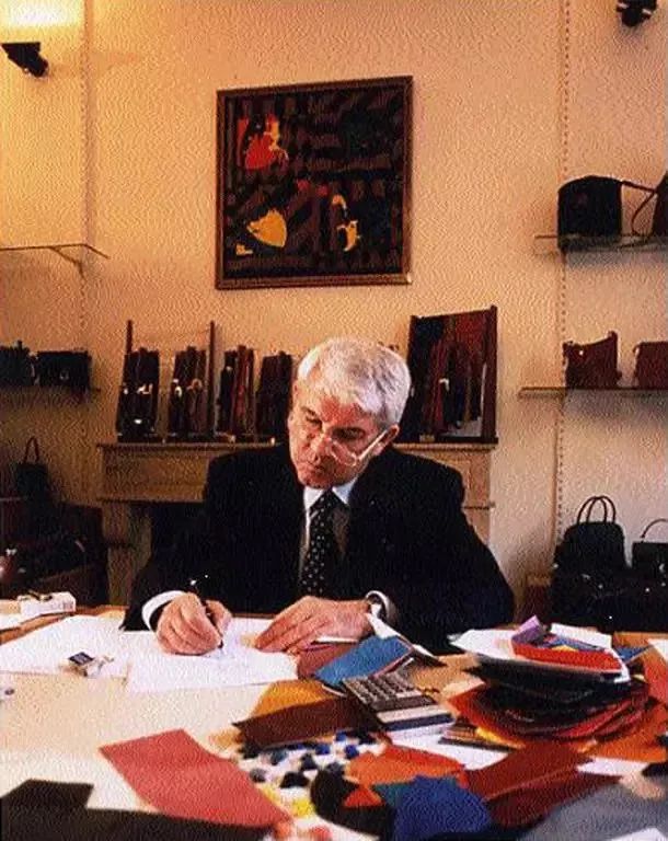 这款让明星们爱不释手的包袋,新的联名对象——是你