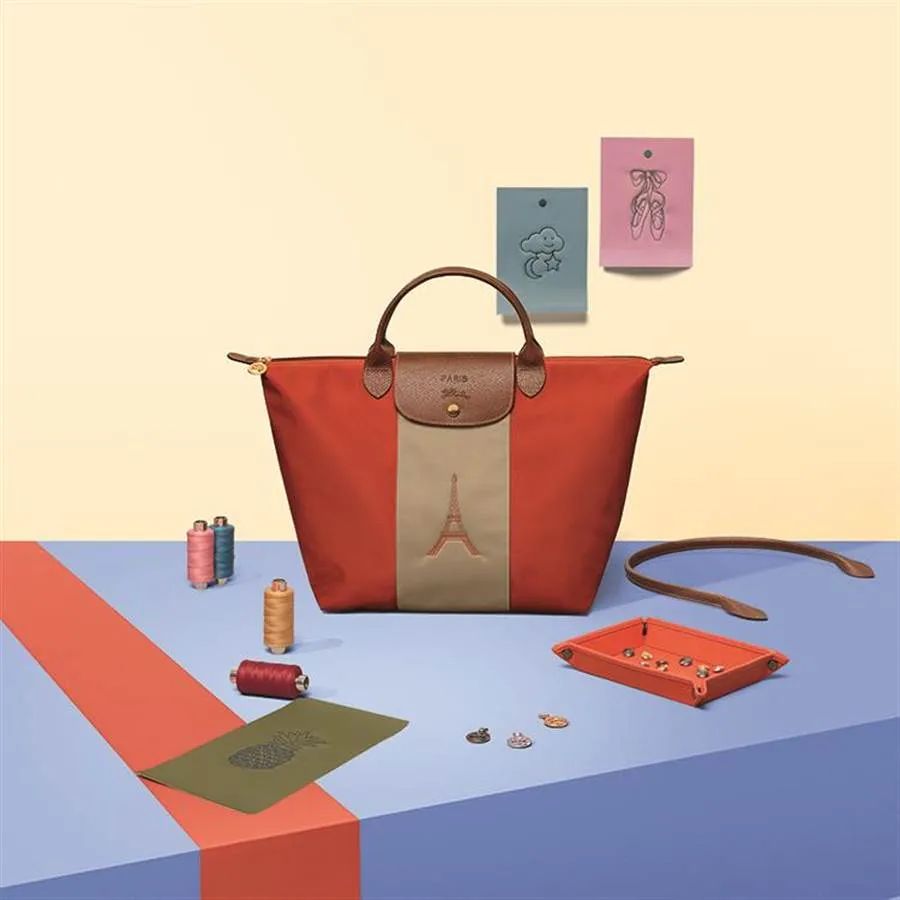 这款让明星们爱不释手的包袋,新的联名对象——是你