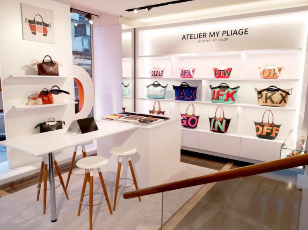 这款让明星们爱不释手的包袋,新的联名对象——是你