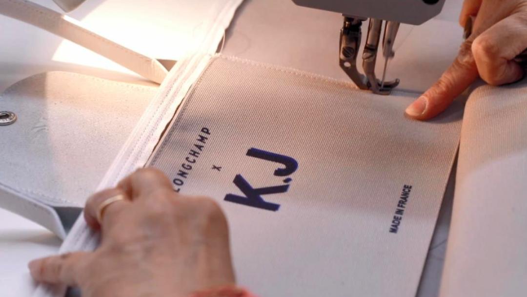 这款让明星们爱不释手的包袋,新的联名对象——是你